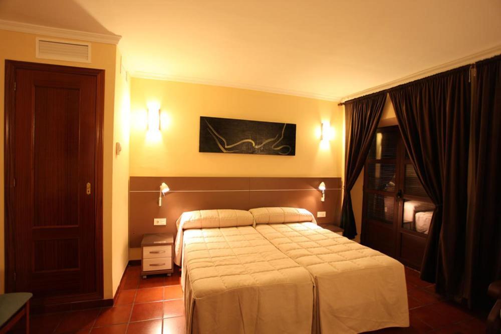 Hostal Zurbaran Йерена Екстериор снимка