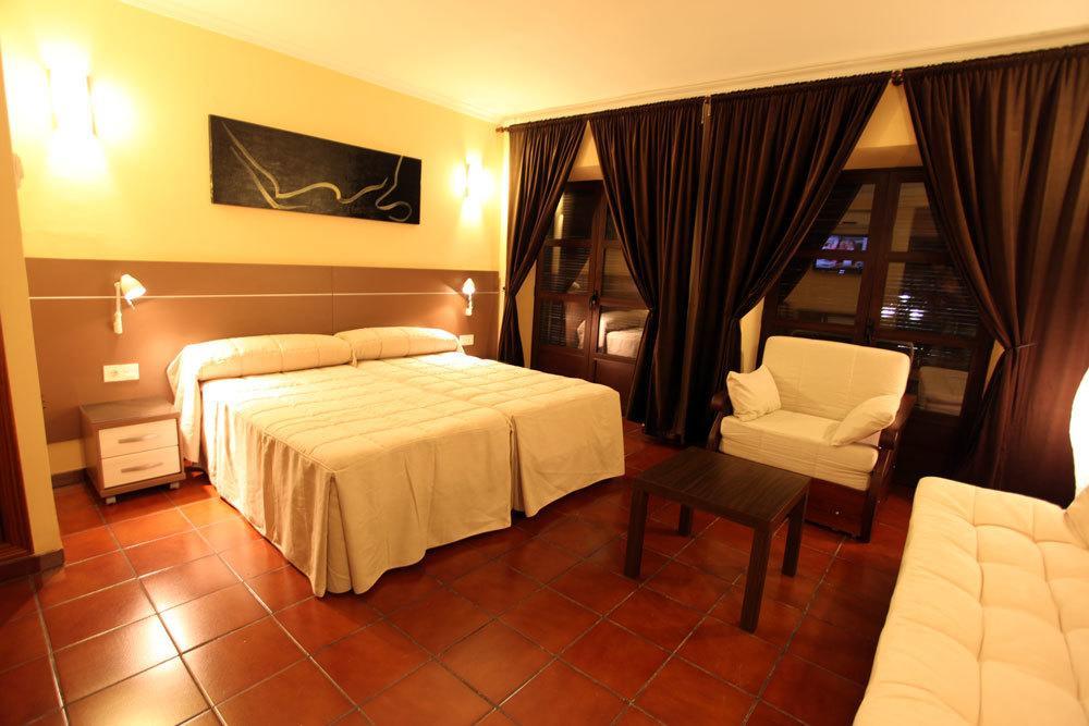 Hostal Zurbaran Йерена Екстериор снимка